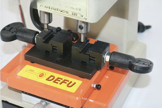 Máquina de corte de llaves eléctricas de 180W para la fabricación de llaves duplicadas Voltado 110/220V