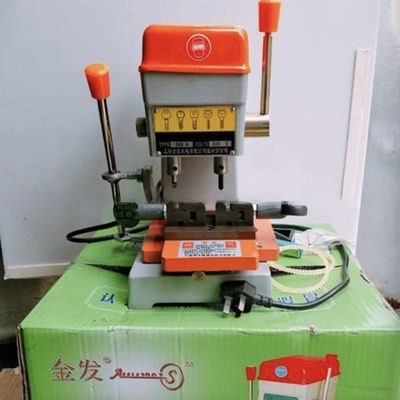 13.5kg Vertical Key Cutting Duplicate Machine para llaves de automóviles y casas 120W Potencia del motor