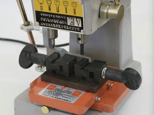 13.5kg Vertical Key Cutting Duplicate Machine para llaves de automóviles y casas 120W Potencia del motor