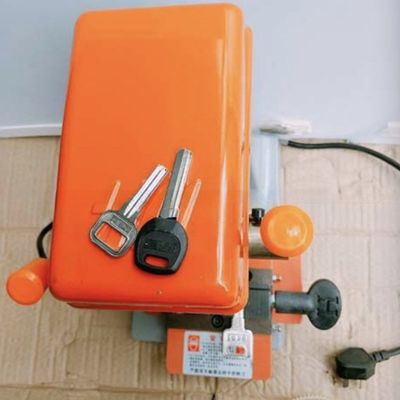 13.5kg Vertical Key Cutting Duplicate Machine para llaves de automóviles y casas 120W Potencia del motor