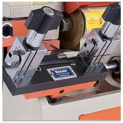Máquina de duplicación de llaves de automóvil 100E1 con corte automático de llaves y potencia del motor de 120W