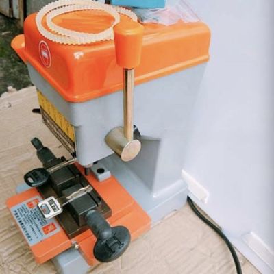 Potencia del motor de 180W 368A Máquina de corte de llaves vertical herramienta de cerrajería